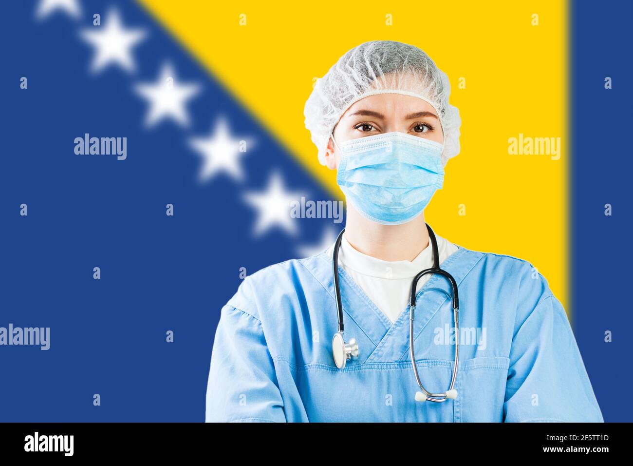 Porträt eines kaukasischen Arztes mit Flagge von Bosnien-Herzegowina im Hintergrund, COVID-19 Virus-Krise, Coronavirus globale Pandemie, so Stockfoto