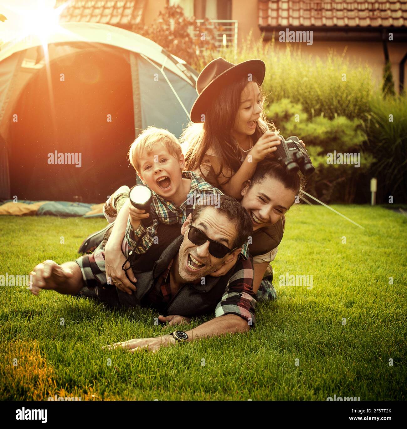 Fröhliche Familie realxing auf einem Sommerlager Stockfoto