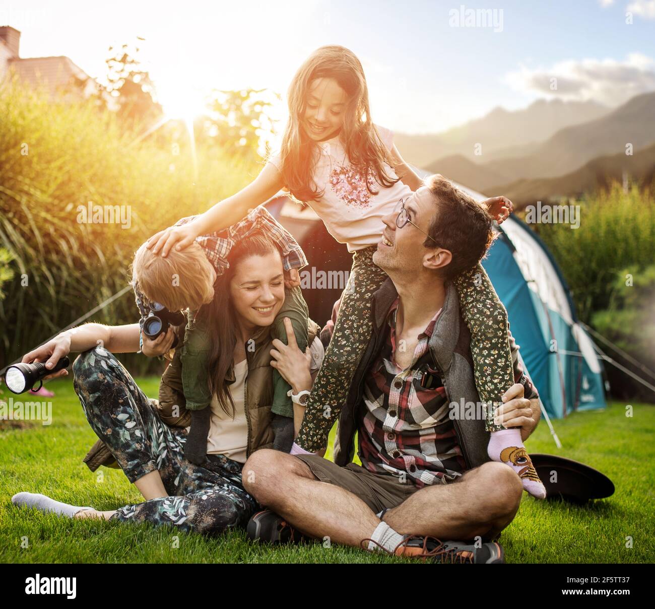 Fröhliche Familie realxing auf einem Sommerlager Stockfoto