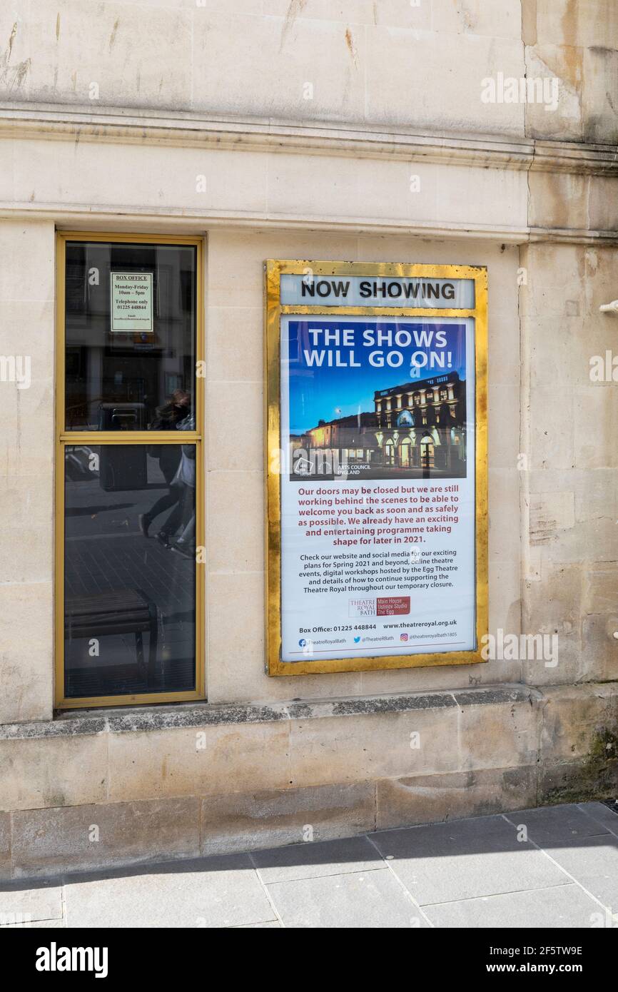 Ein Plakat im Theatre Royal in Bath, auf dem steht, dass 'die Shows weitergehen'. Wegen der Coronavirus-Pandemie Covid-19 geschlossen. City of Bath, England, Großbritannien Stockfoto