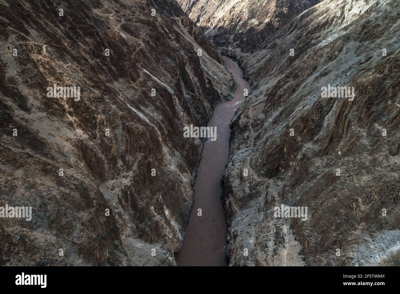 Luftaufnahmen vom Grand Canyon des Nujiang Flusses Auf dem Yunnan-Tibet Highway Stockfoto