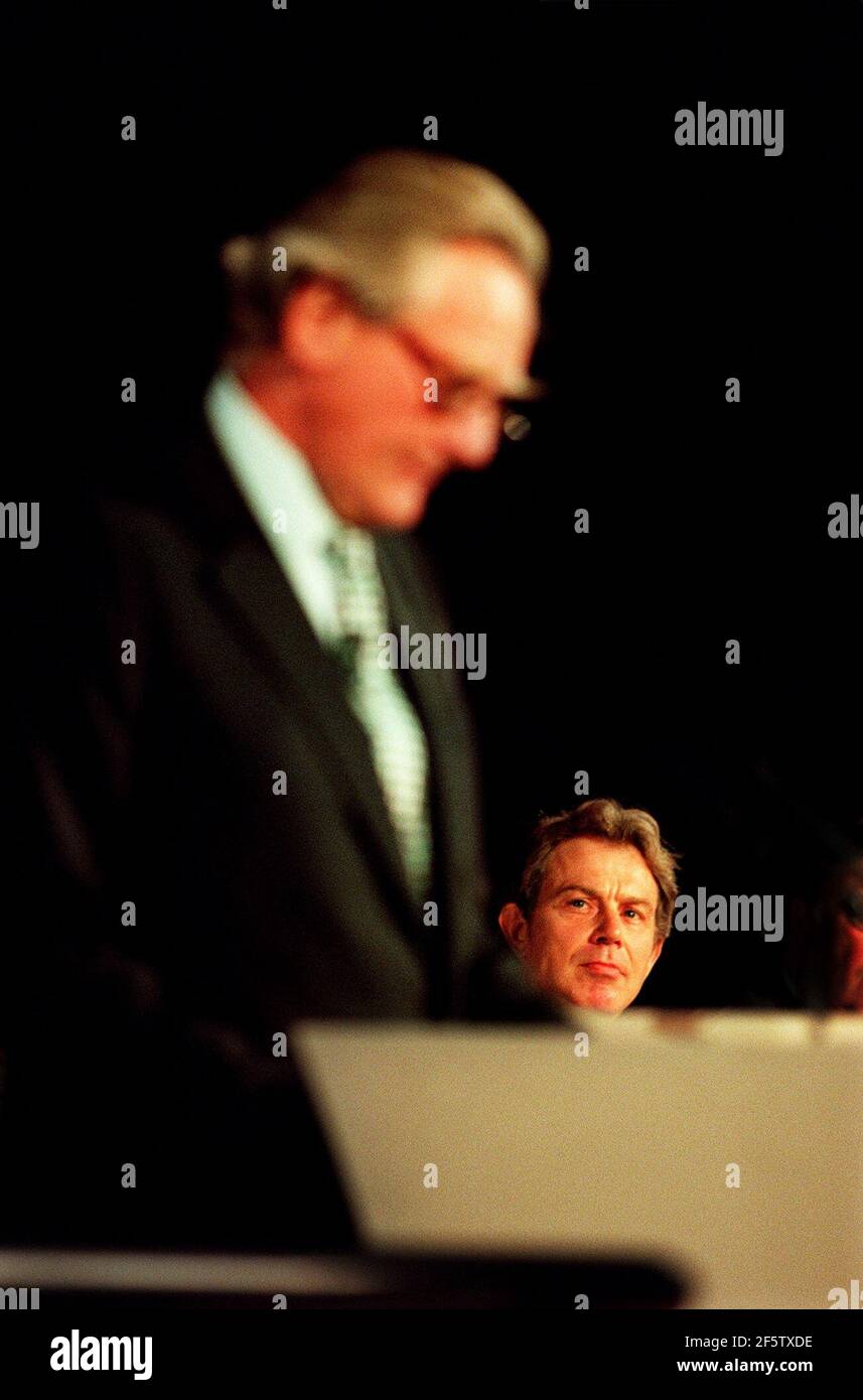 MICHAEL HESELTINE SPRICHT EIN PUBLIKUM AUS POLITIK, WIRTSCHAFT UND MEDIEN ÜBER DIE VORTEILE VON "GROSSBRITANNIEN IN EUROPA". PREMIERMINISTER TONY BLAIR SCHAUT ZU. Stockfoto