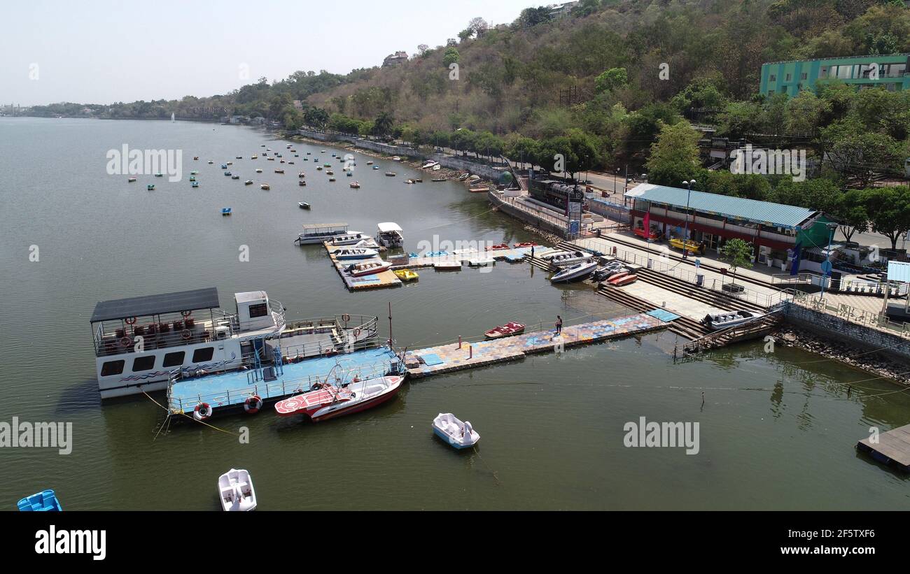 Bhopal. März 2021, 28th. Luftaufnahme vom 28. März 2021 zeigt einen Bootsklub während der Sperre in Bhopal, Indien. Indiens COVID-19-Tally erreichte am Sonntag 11.971.624, als 62.714 neue Fälle aus dem ganzen Land gemeldet wurden, nach den neuesten Zahlen des Bundesgesundheitsministeriums veröffentlicht. Quelle: Str/Xinhua/Alamy Live News Stockfoto