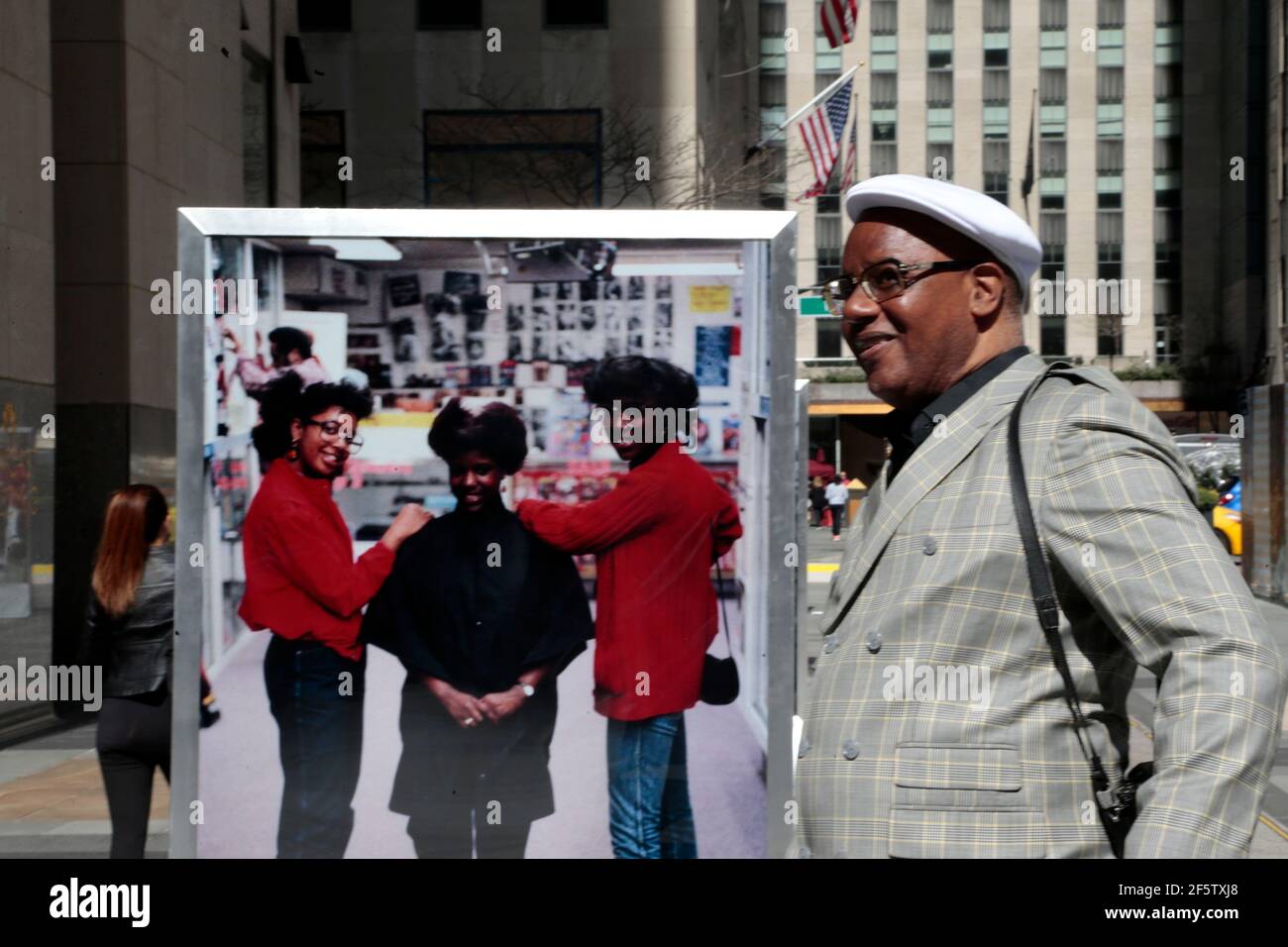 New York, NY, USA. März 2021, 27th. Dokumentarfotograf Jamel Shabazz nimmt an der öffentlichen Kunstausstellung des Aperture Magazine Teil, Pop-up Outdoor MagazineÕs Rockefeller Center Celebrating Aperture' Sonderausgabe "New York", die die Stadt durch Fotografien und Essays von Schriftstellern und Künstlern ehrt, Sowohl in der Zeitschrift als auch in der Außenausstellung sind die Fotos von Jamel Shabazz und seine visuelle Aufnahme von New York City im Rockefeller Center am 27. März 2021 zu sehen. Kredit: Mpi43/Media Punch/Alamy Live Nachrichten Stockfoto