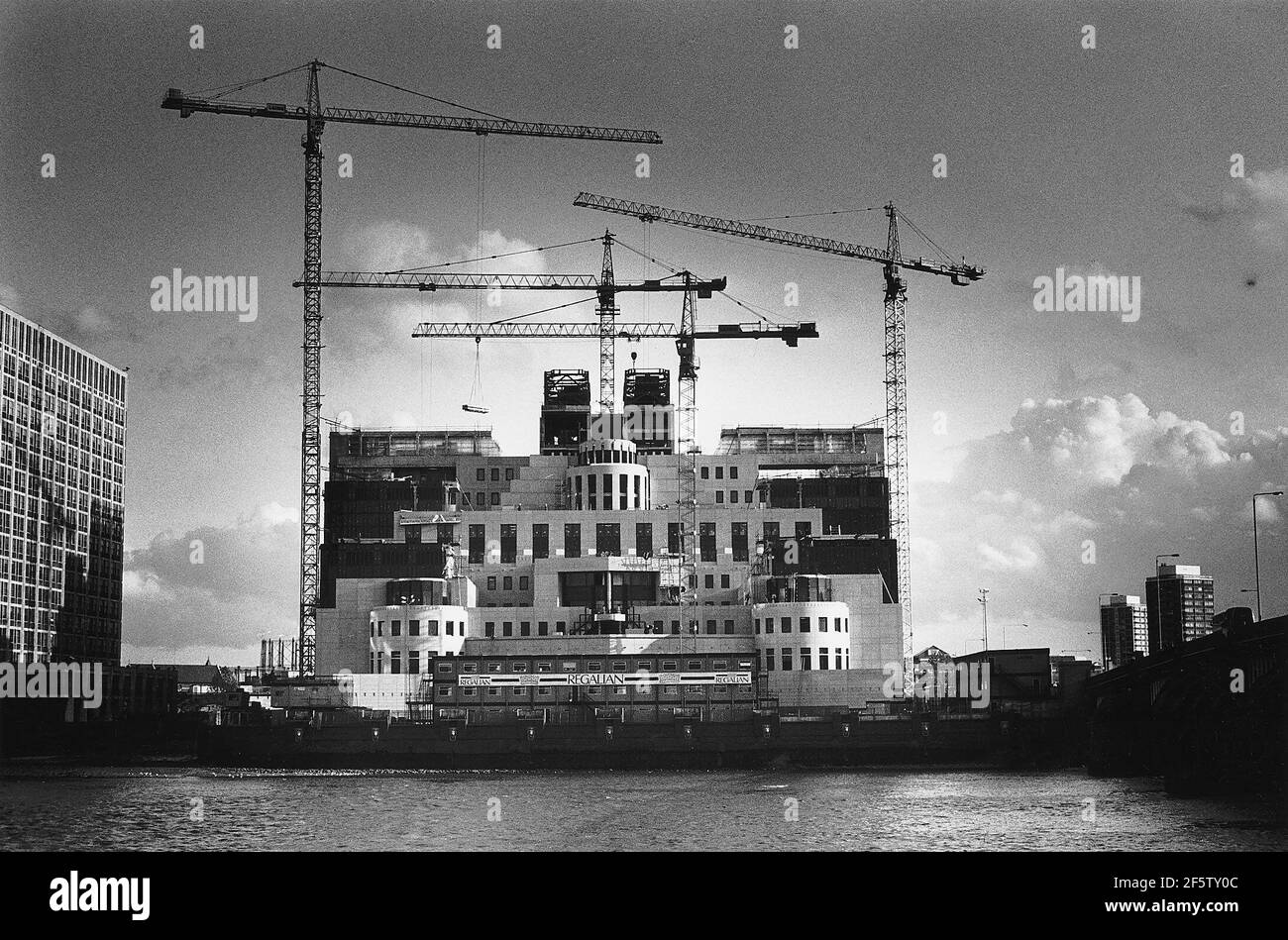 MI6 Headquaters Building auf der Südseite der Vauxhall Brücke Stockfoto