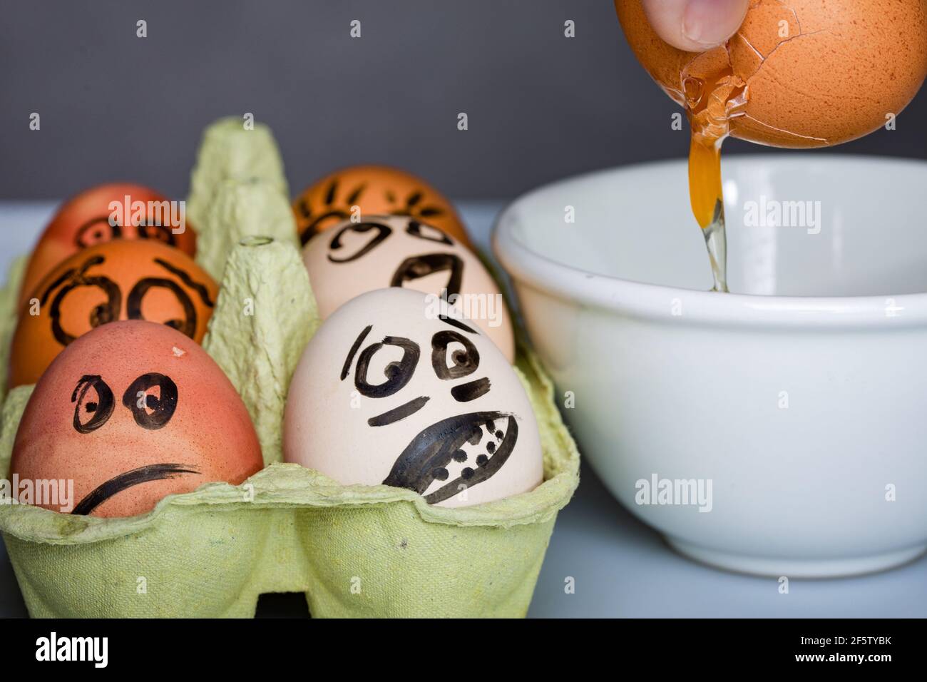 Verruckte Eier Verangstigt Verangstigte Gesichter Starren Aus Dem Eiertablett Auf Gebrochenes Ei Lustige Ostergeschichten Stockfotografie Alamy