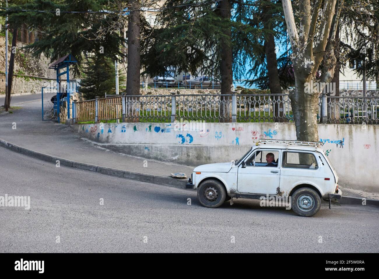 White Lada Niva. Chiatura. Georgien Stockfoto