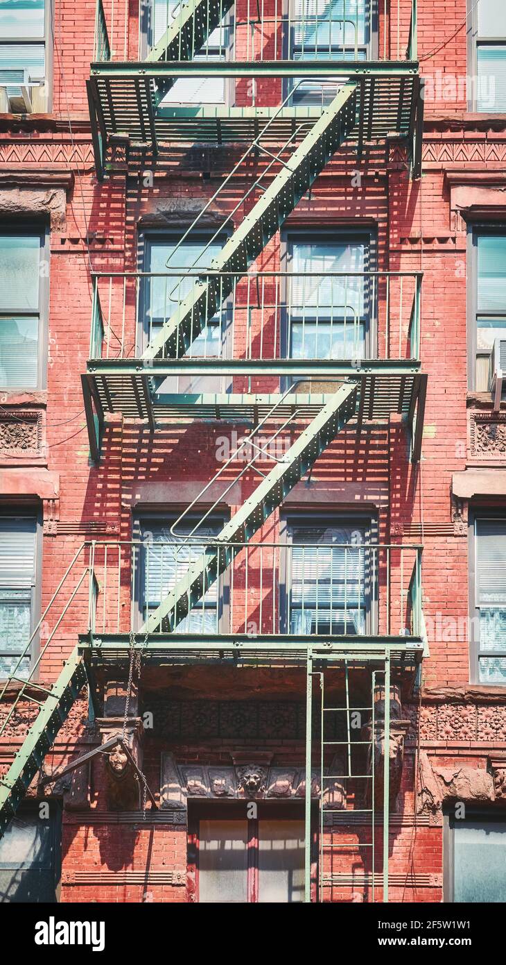Altes Gebäude mit eiserner Feuerschutzflucht, New York City, USA. Stockfoto