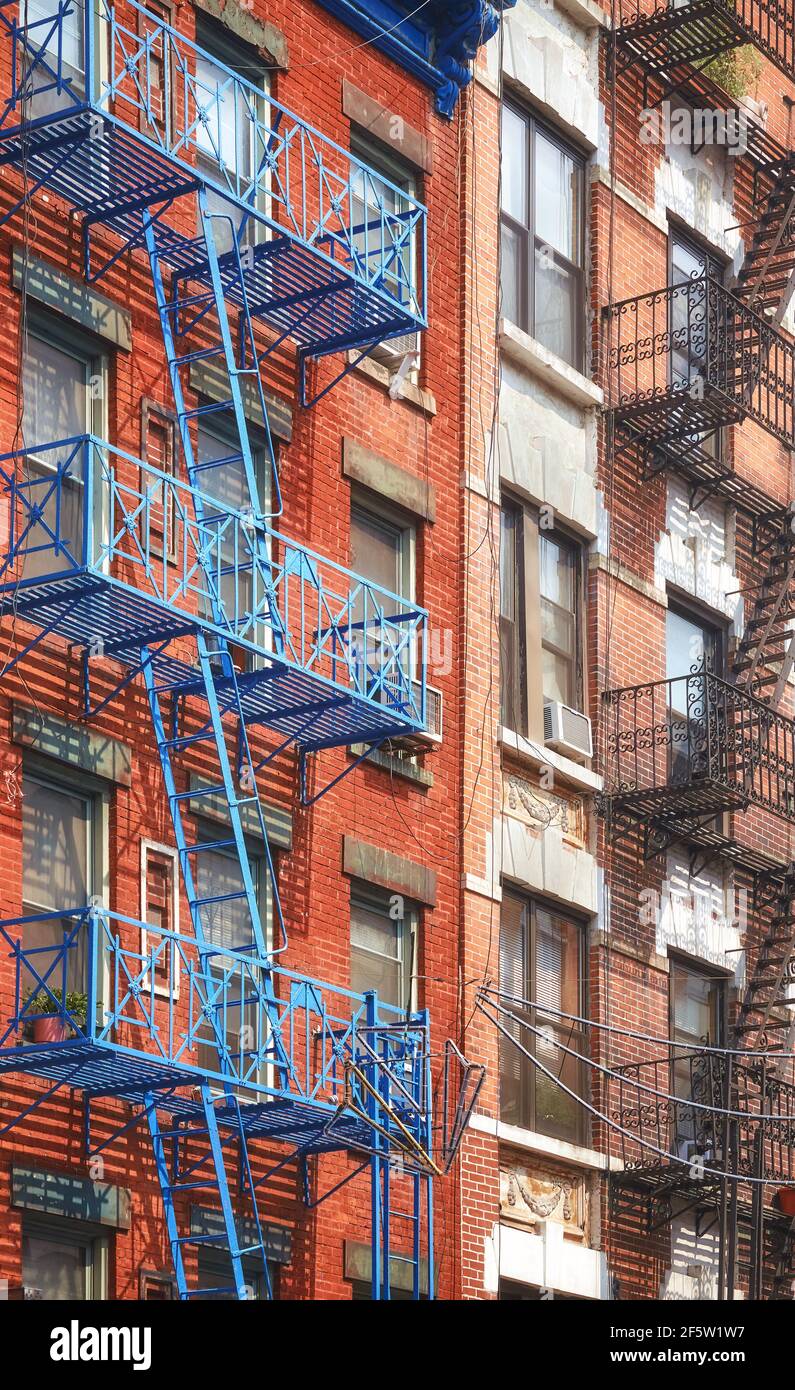 Alte rote Backsteingebäude mit eisernen Feuertreppen, New York City, USA. Stockfoto