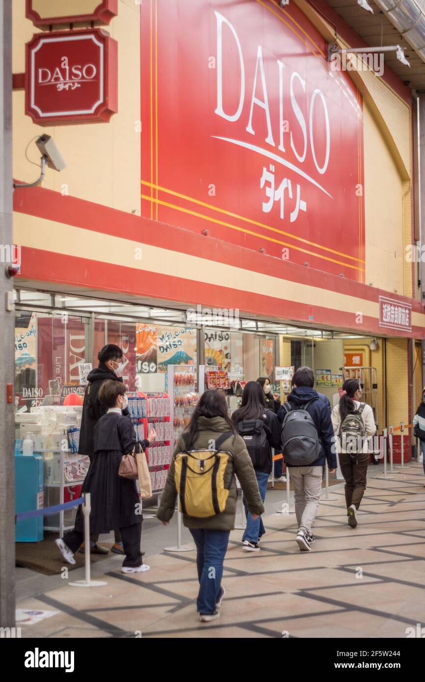 Schild an der Vorderseite eines Daiso ¥100 Yen Shops in Nara, Japan Stockfoto