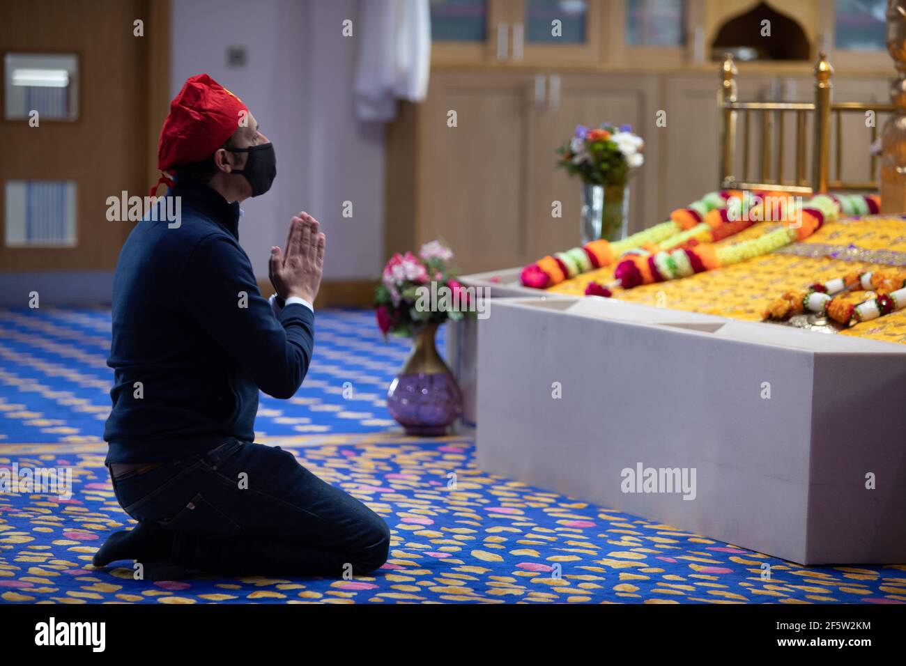 Glasgow, Großbritannien, am 28. März 2021. Anas Sarwar (mit roter Kopfbedeckung), Führer der Scottish Labour Party, besucht die Central Gurdwara Glasgow, am ersten Tag der Dienste für die Sikh-Gemeinschaft, da die Sperrbeschränkungen begannen zu lockern. Sarwar unterzog den Besuch als Teil der Kampagne für die schottischen Parlamentswahlen vom 6th. Mai. Foto: Jeremy Sutton-Hibbert/Alamy Live News Stockfoto