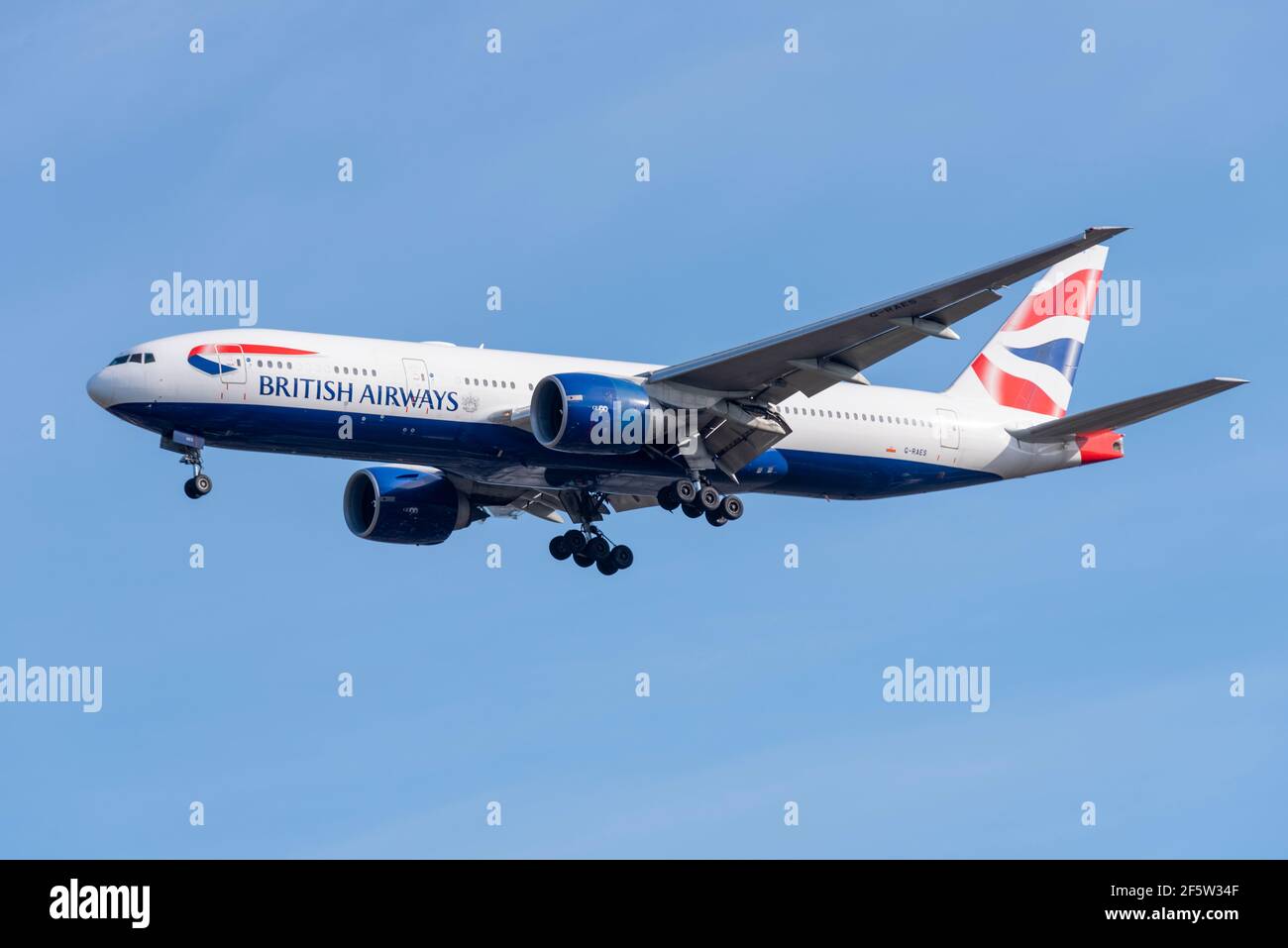 British Airways Boeing 777 236 Extended Range Jet-Flugzeug G-RAES im Finale auf dem Flughafen London Heathrow, Großbritannien, in blauem Himmel landen. GE90 Motoren Stockfoto