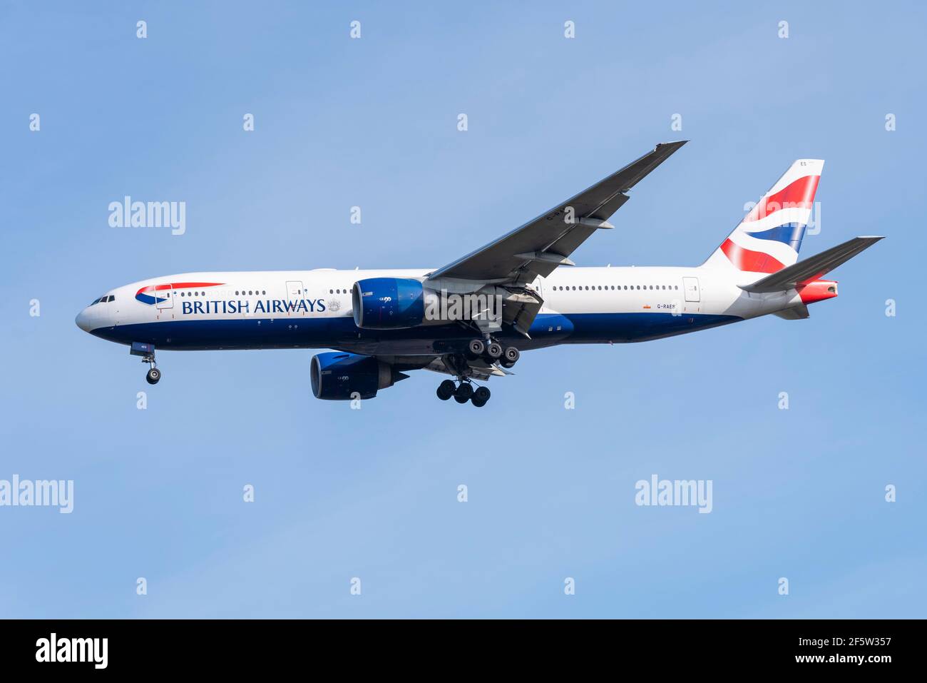 British Airways Boeing 777 236 Extended Range Jet-Flugzeug G-RAES im Finale auf dem Flughafen London Heathrow, Großbritannien, in blauem Himmel landen. GE90 Motoren Stockfoto
