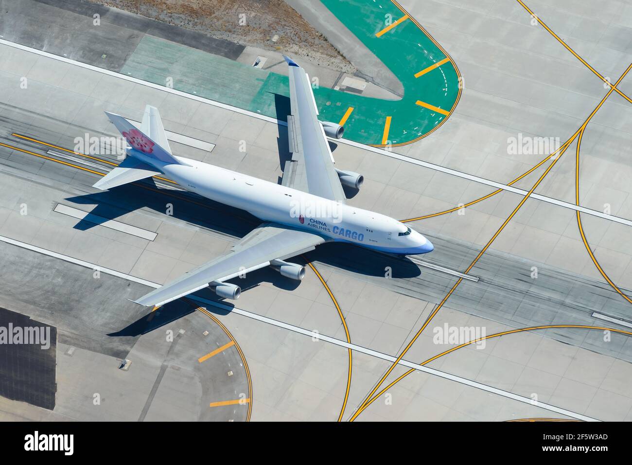 China Airlines Cargo Boeing 747 Frachtschiff Luftbild. Frachtflugzeuge landen auf der Start- und Landebahn von oben gesehen. Stockfoto