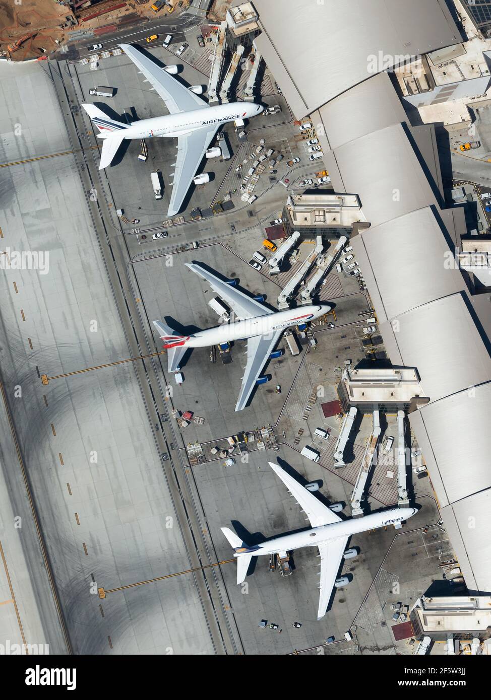 Drei Quadrijets-Flugzeuge nebeneinander. Luftaufnahme des Tom Bradley International Terminal (TBIT Terminal) am LAX Airport. Vier-Triebwerke-Flugzeuge. Stockfoto