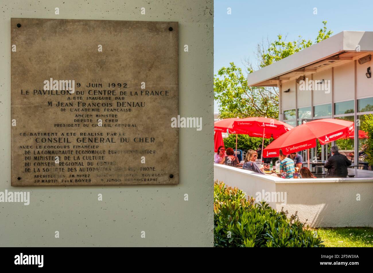 Personen, die an der Autobahnraststätte Aires de Service du Centre de la France auf der Autoroute A71 sitzen. Stockfoto