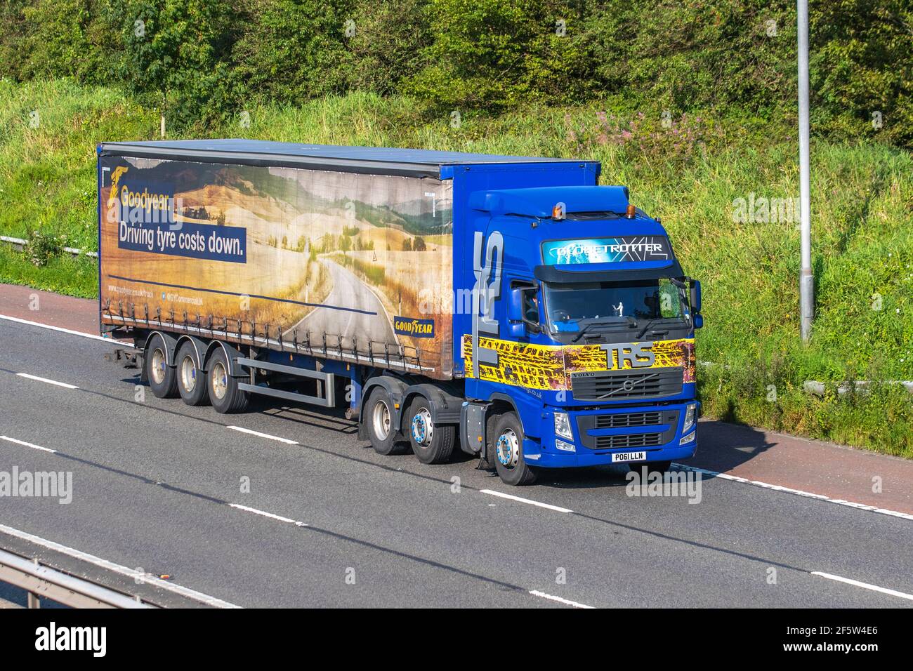 TRS Tyres Ltd Spedition Lieferwagen, LKW, Schwerlastfahrzeuge, Transport, LKW, Frachtführer, Volvo FH Vehicle, European Commercial Transport industry LKW, M6 in Manchester, UK Stockfoto