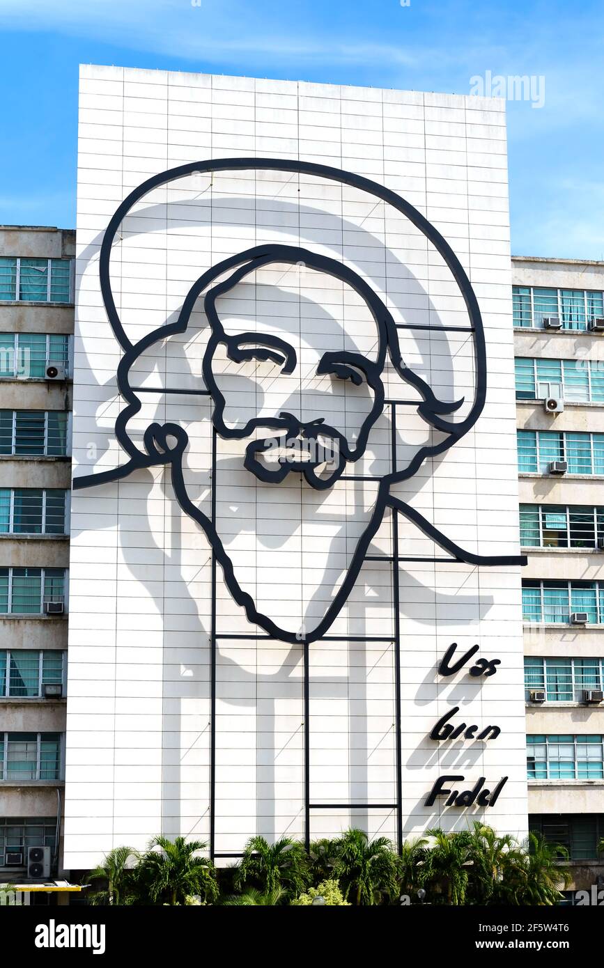 Wandgemälde von Camilo Cienfuegos auf dem Gebäude des kubanischen Ministerium für Information und Kommunikation. Kunst von Camilo Cienfuegos auf dem Platz der Revolution, Havanna. Stockfoto