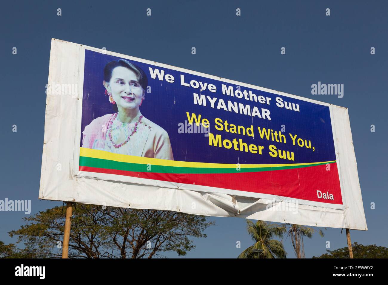 Die Dame Aung San Suu Kyi auf einer Plakatwand in Yangon, der Hauptstadt von Myanmar Stockfoto