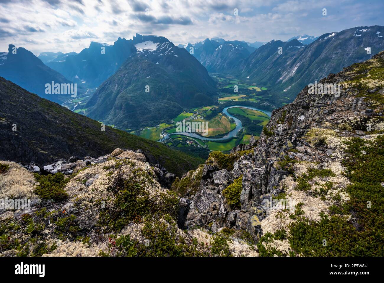 Blick von der Wanderung Romsdalseggen, Bergrücken, Rauma Fluss, Romsdalfjellene Berge, Andalsnes, Mehr OG Romsdal, Norwegen Stockfoto