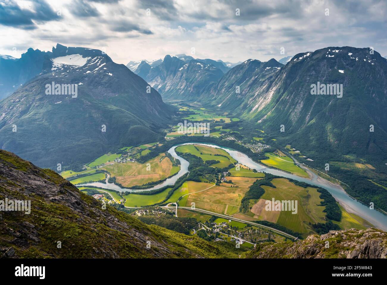 Blick von der Wanderung Romsdalseggen, Bergrücken, Rauma Fluss, Romsdalfjellene Berge, Andalsnes, Mehr OG Romsdal, Norwegen Stockfoto