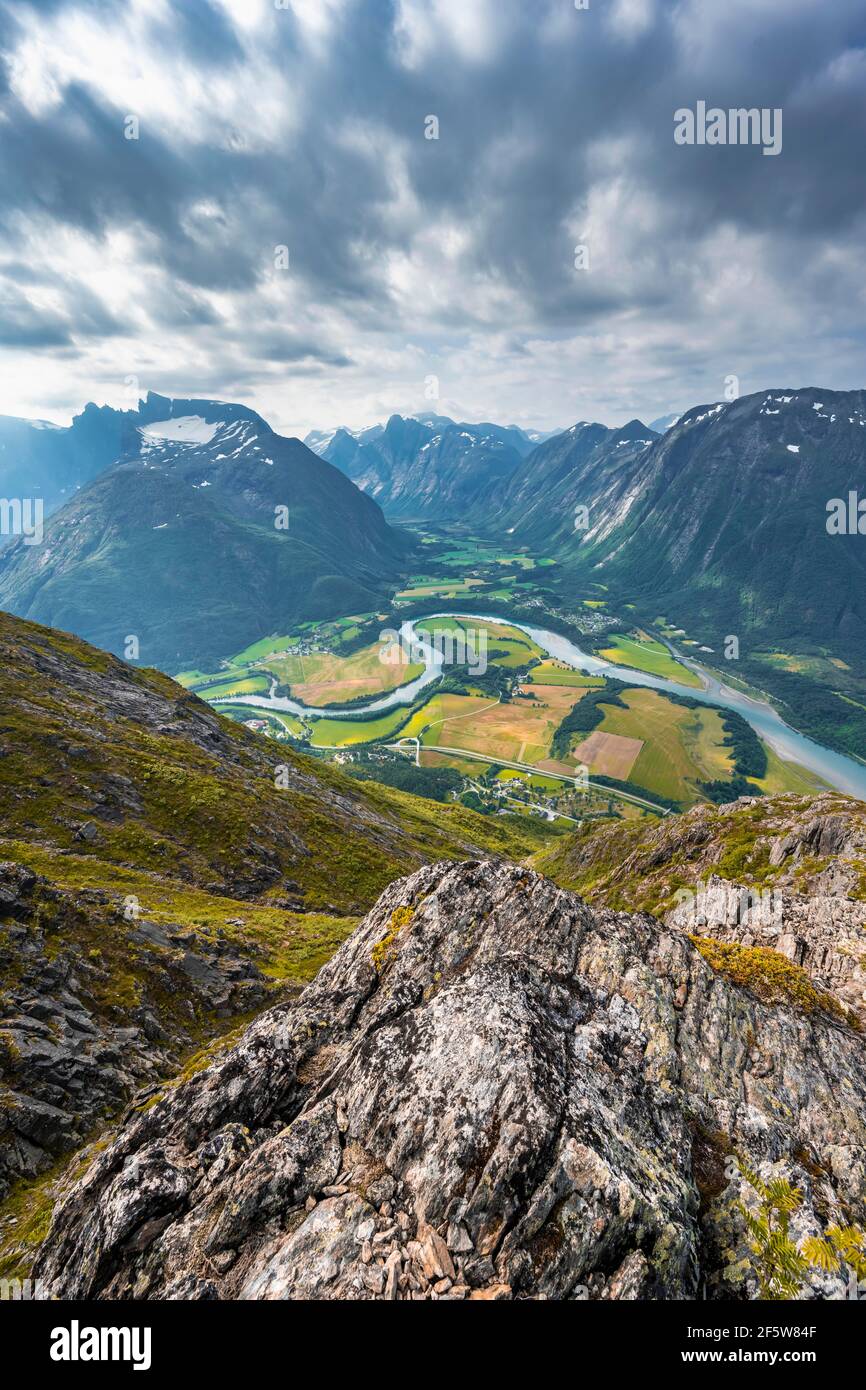 Blick von der Wanderung Romsdalseggen, Bergrücken, Rauma Fluss, Romsdalfjellene Berge, Andalsnes, Mehr OG Romsdal, Norwegen Stockfoto