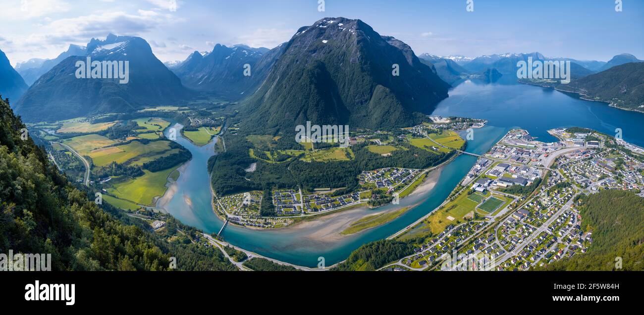 Blick von der Wanderung Romsdalseggen, Bergrücken, Fluss Rauma und Fjord Romsdalsfjorden, Romsdalfjellene Berge, Andalsnes, Mehr Og Romsdal Stockfoto