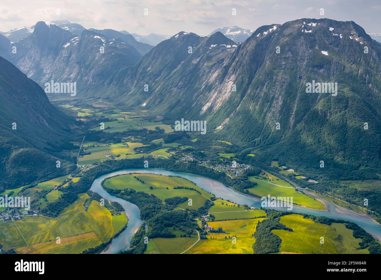 Blick von der Wanderung Romsdalseggen, Bergrücken, Rauma Fluss, Romsdalfjellene Berge, Andalsnes, Mehr OG Romsdal, Norwegen Stockfoto