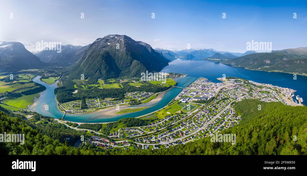 Blick von der Wanderung Romsdalseggen, Bergrücken, Fluss Rauma und Fjord Romsdalsfjorden, Romsdalfjellene Berge, Andalsnes, Mehr Og Romsdal Stockfoto