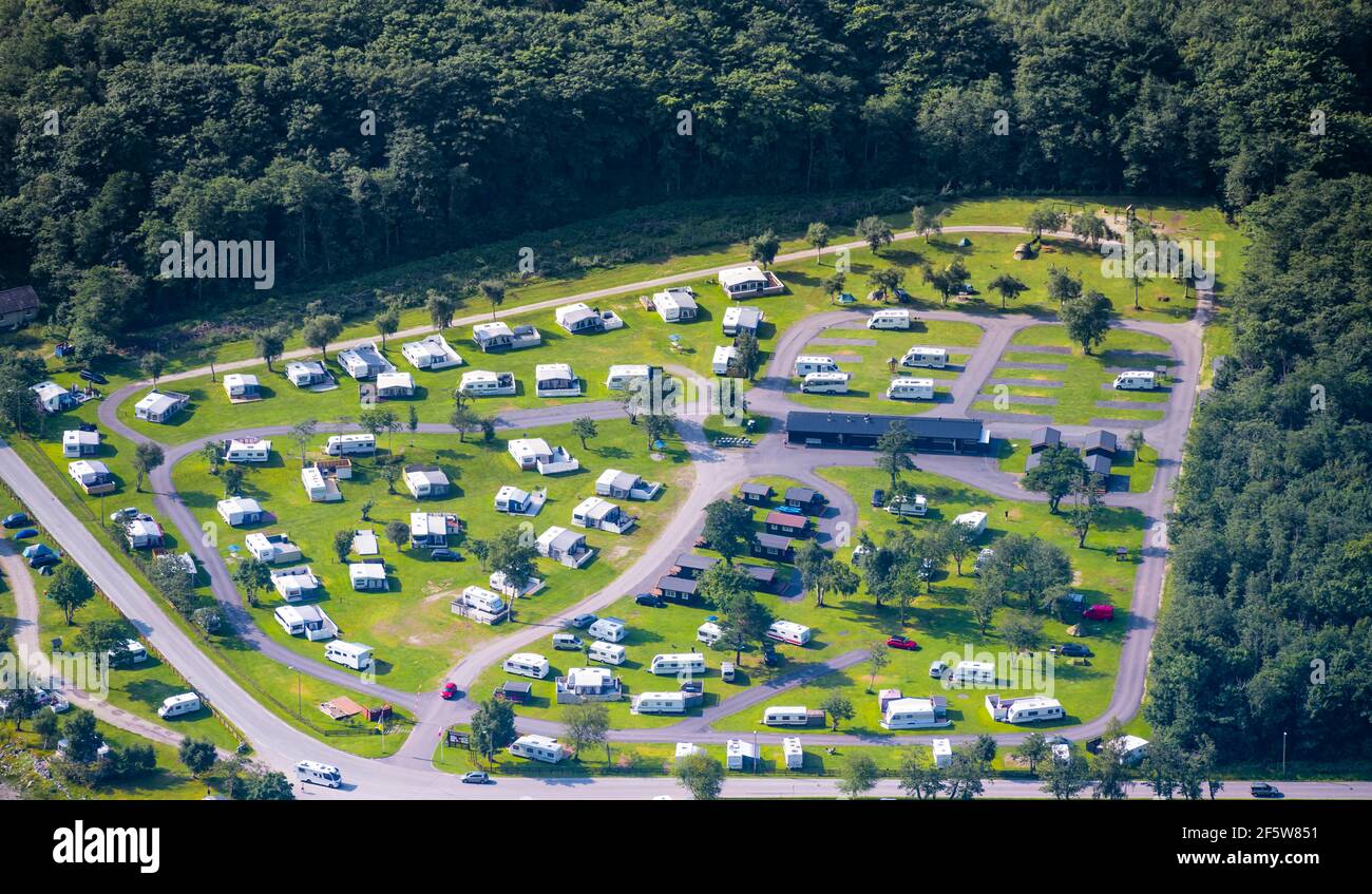 Campingplatz mit Wohnwagen, Andalsnes Stadt von oben, Mehr Og Romsdal, Norwegen Stockfoto