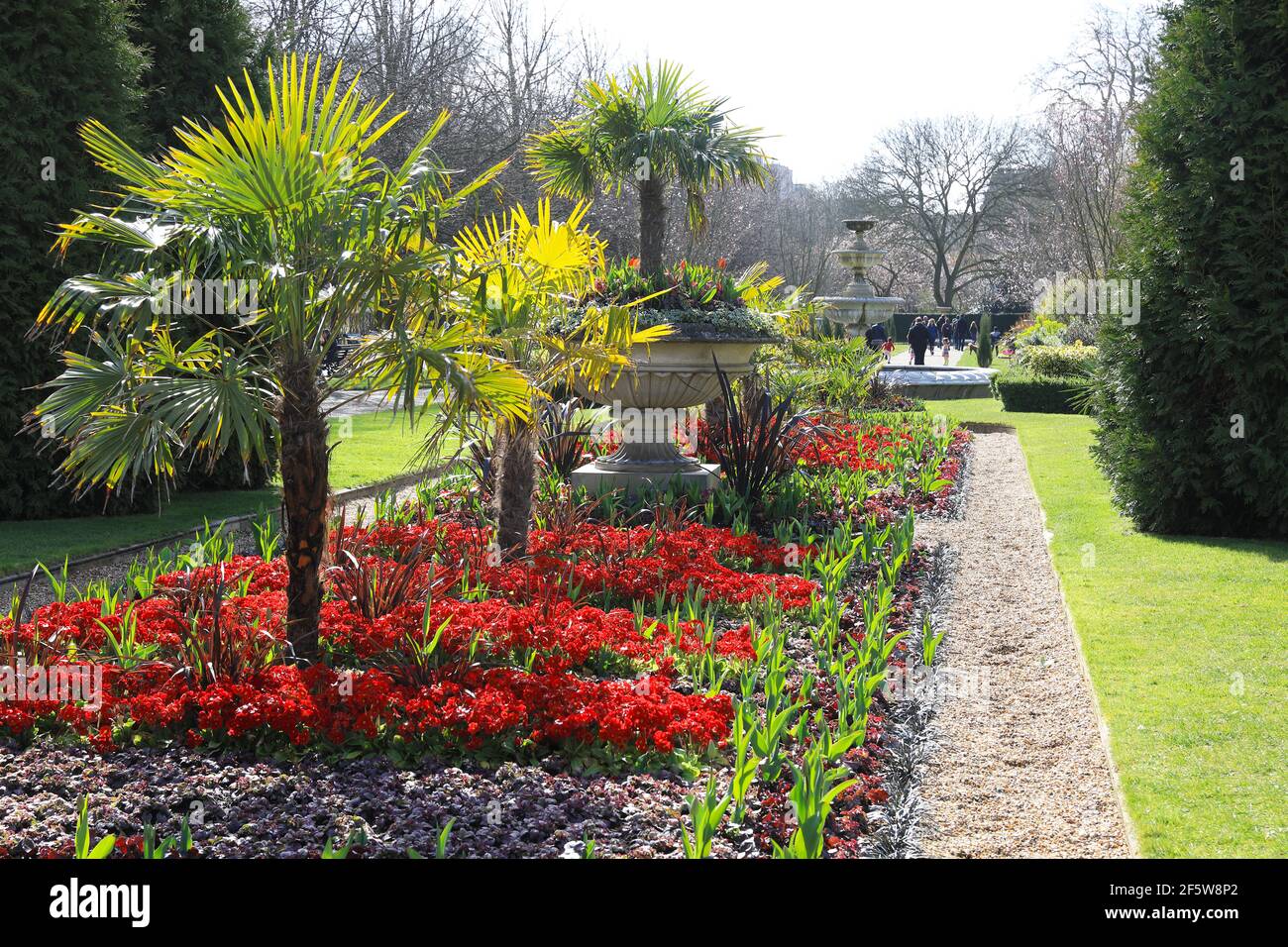 Frühlingshafte Sonne in den eleganten Avenue Gardens im Regents Park, North London, Großbritannien Stockfoto