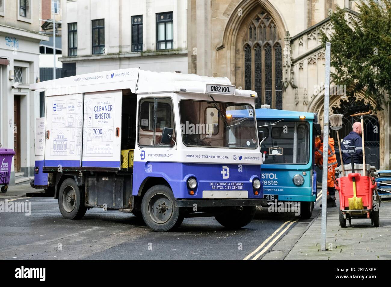 Das Reinigungsteam des Bristol City Centre nutzt einen umgewandelten Milchfloß, um seine Reinigungsgeräte zu tranport. Stockfoto
