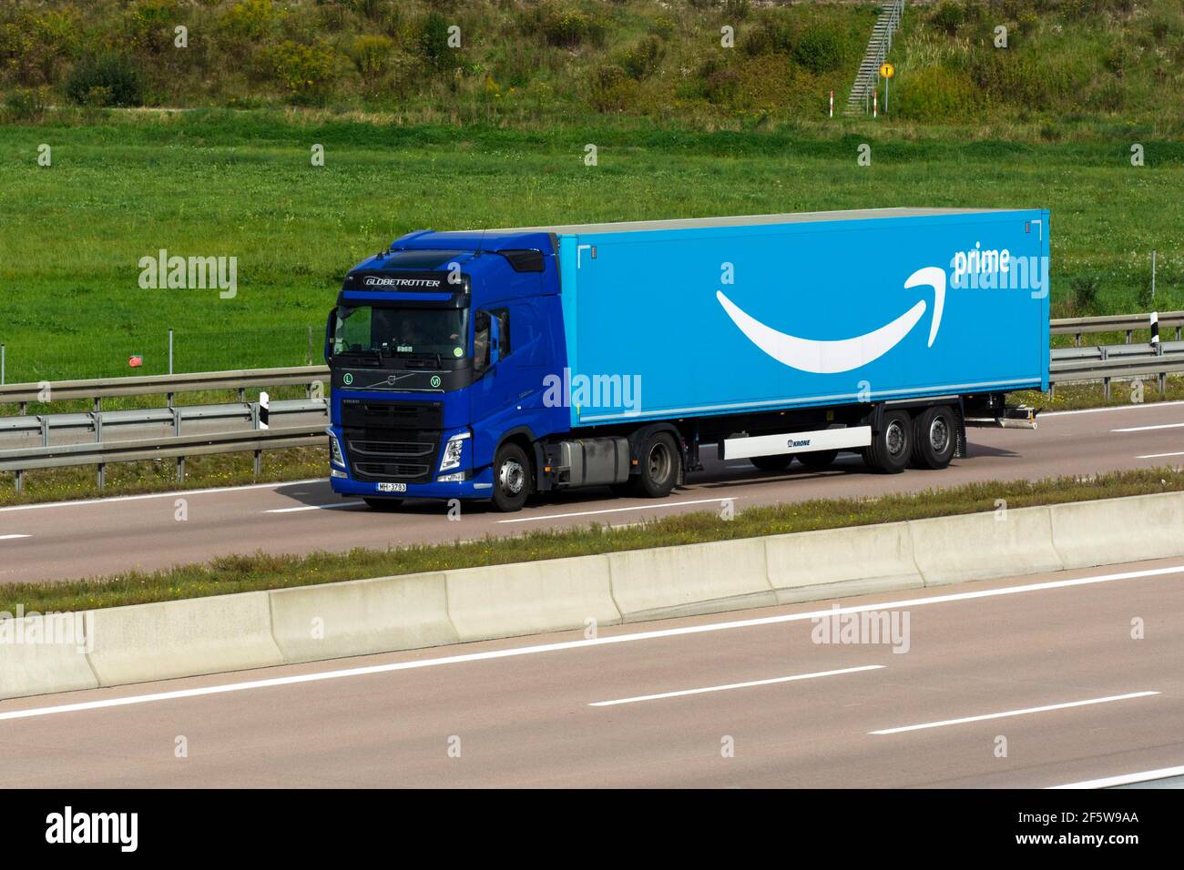Amazon Prime Paketlogistikfahrzeug fährt auf der Autobahn A8 bei Jettingen,  Bayern, Deutschland Stockfotografie - Alamy