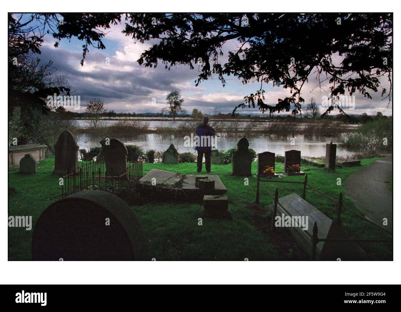 Der Friedhof an der St. Peters Kirche in Melley mit dem Flutwasser, das nur wenige Meter von den Grabsteinen entfernt liegt Stockfoto