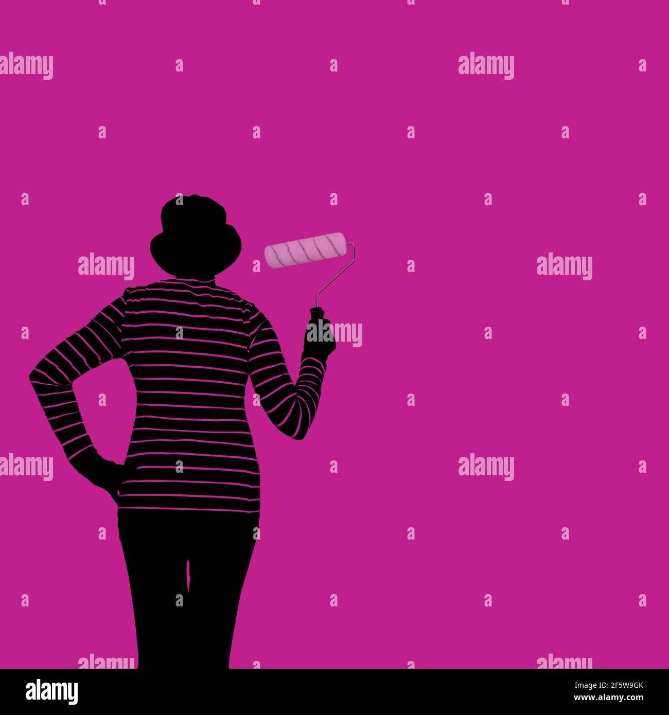 Silhouette der Frau mit Farbe Roller Pinsel. Lustige, rosa Bild in passenden gestreiften Kleidung. Home Malerei, Dekoration. Stockfoto