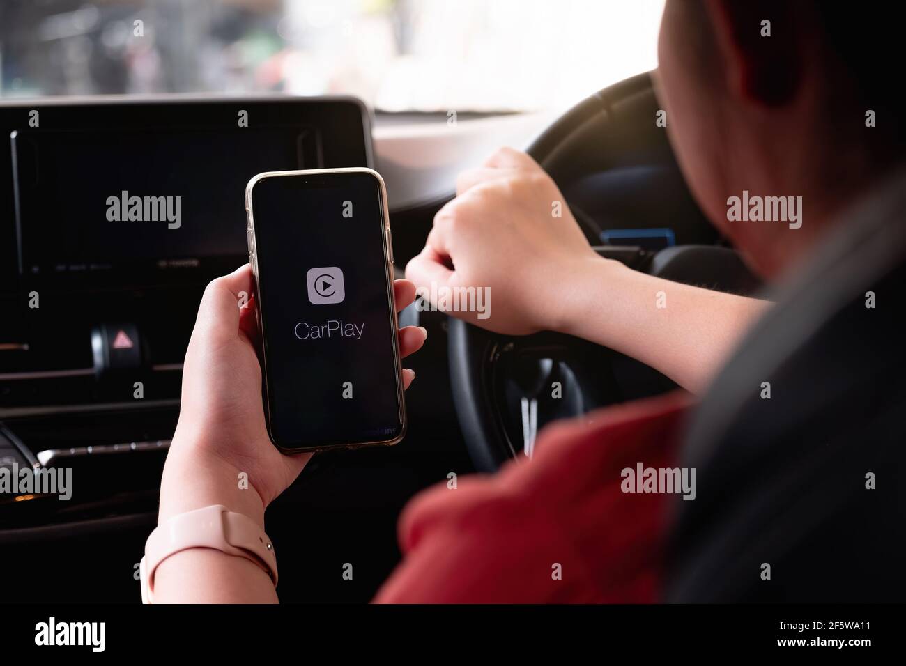 CHIANG MAI, THAILAND - 28. MÄRZ 2021: Apple CarPlay startet auf einem iPhone X, das mit einem neuen Auto verbunden ist Stockfoto