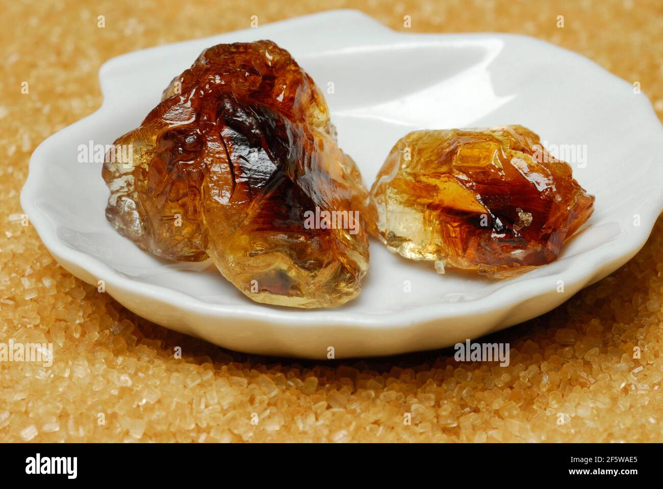 Braune Rock Candy und brauner Rohrzucker, süß, Zuckerkristalle, Rock Candy Stockfoto