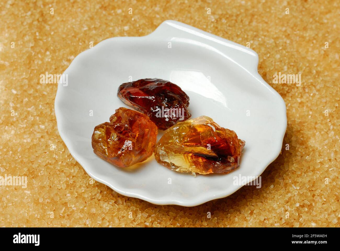 Braune Rock Candy und brauner Rohrzucker, süß, Zuckerkristalle, Rock Candy Stockfoto