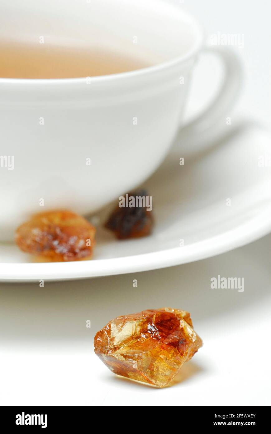 Tasse Tee und braunen Rock Candy, süß, Rock Candy Stockfoto