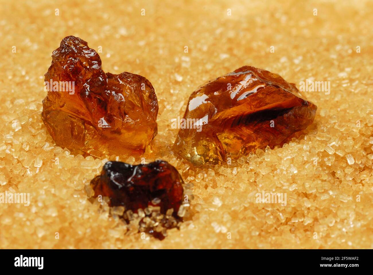 Braune Rock Candy und brauner Rohrzucker, süß, Zuckerkristalle, Rock Candy Stockfoto