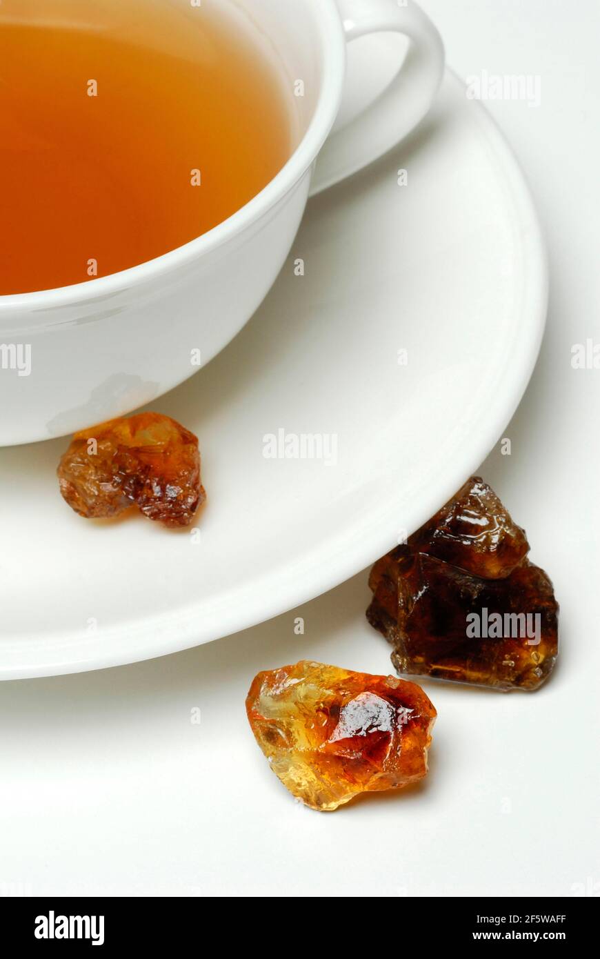 Tasse Tee und braunen Rock Candy, süß, Rock Candy Stockfoto