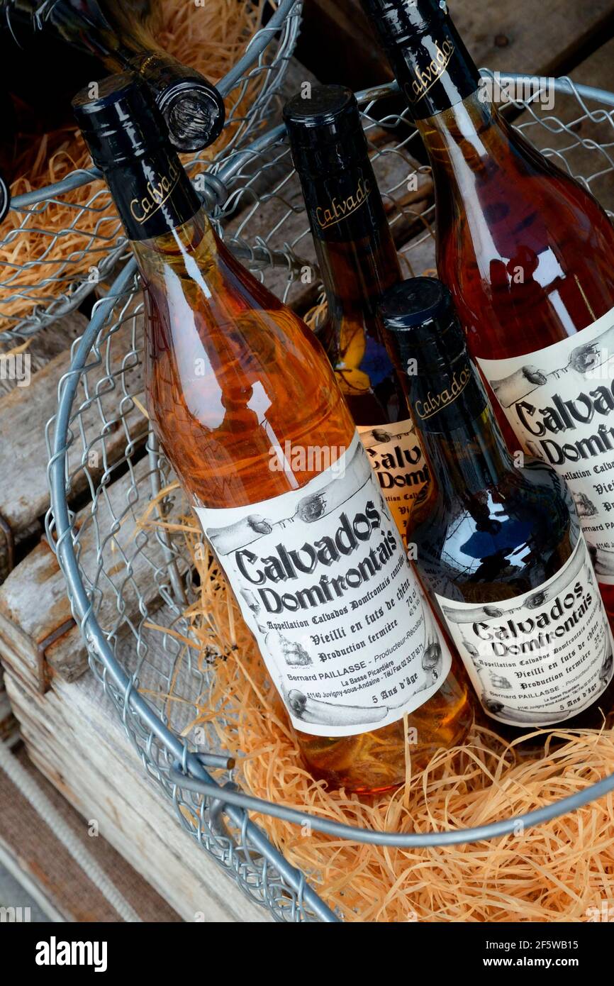 Flaschen von Calvados, Spirituosen, Apfelschnaps, Alkohol, Schnaps,  apfelbrand, Geschäft in Honfleur, Normandie, Frankreich Stockfotografie -  Alamy