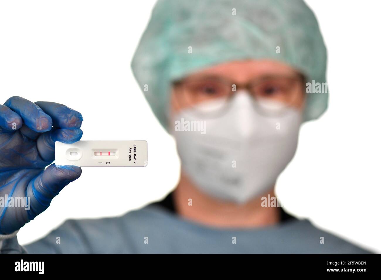 Medizinisches Personal zeigt positiven Antigen-Schnelltest, Testkassette, Corona-Krise, Deutschland Stockfoto