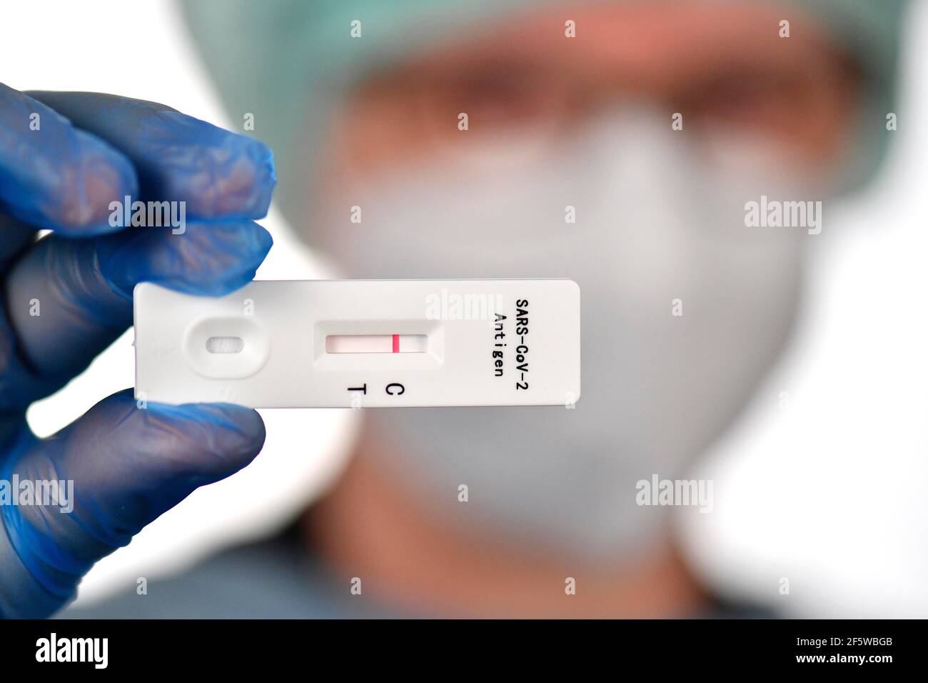 Medizinisches Personal zeigt negativen Antigen-Schnelltest, Testkassette, Corona-Krise, Deutschland Stockfoto
