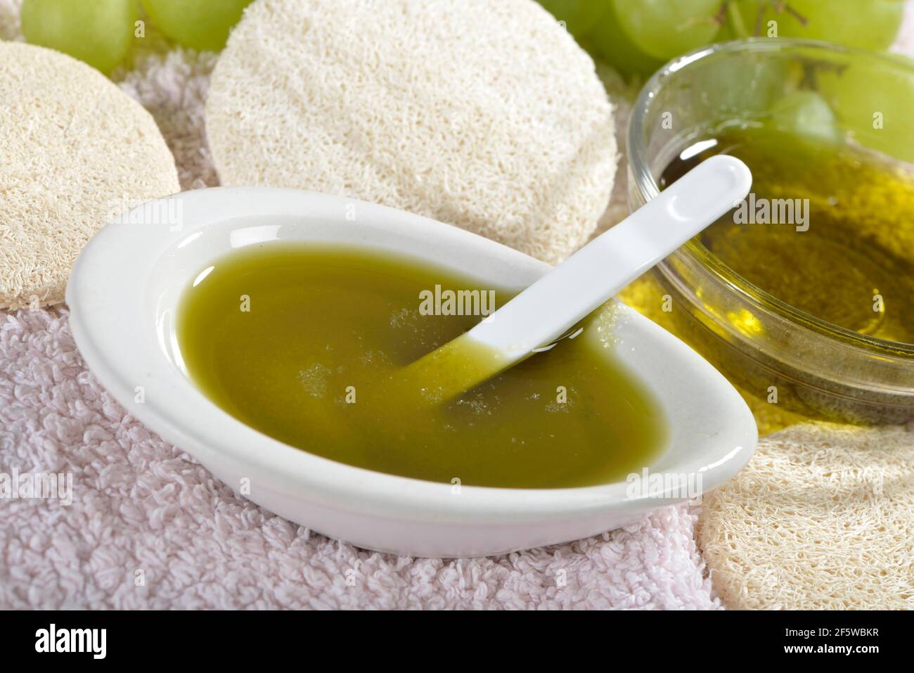 Traubenkernöl mit Meersalz, als Peeling mit Meersalz (Vitis vinifera subsp. Vinifera), Traubenkernöl verwenden Stockfoto