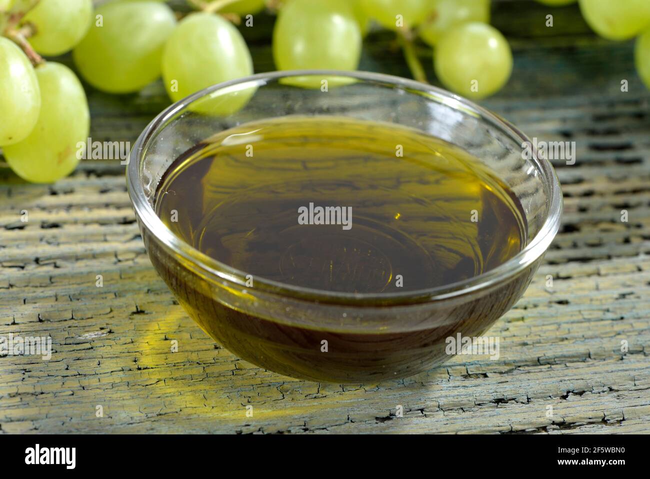 Traubenkerne und Traubenkernöl (Vitis vinifera subsp. Vinifera), Traubenkernöl Stockfoto