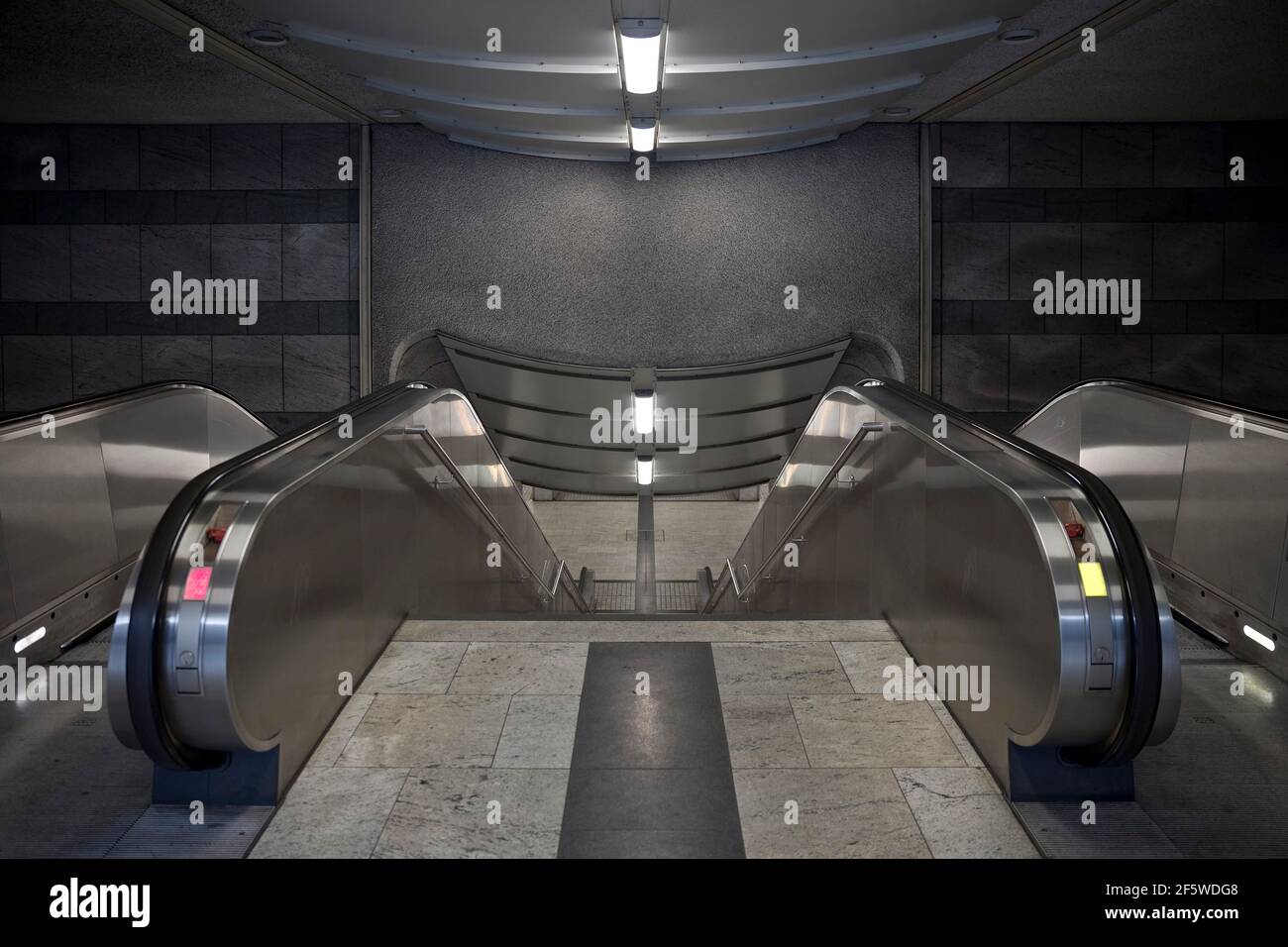 Rolltreppe der U-Bahn-Station Westentor, Dortmund, Ruhrgebiet, Nordrhein-Westfalen, Deutschland Stockfoto