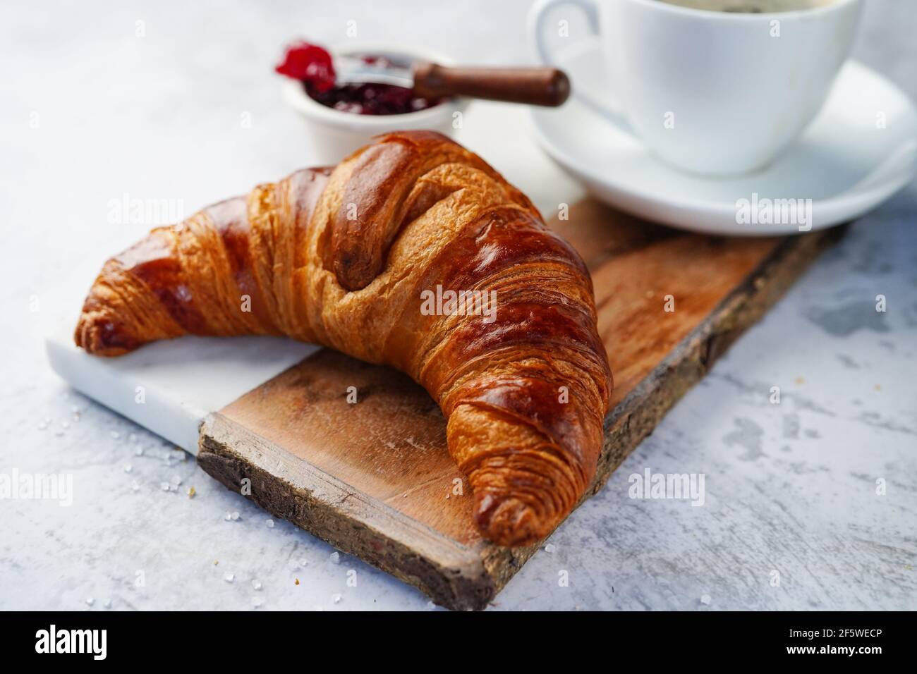 Frisch hausgemachtes Croissant serviert mit Marmelade, selektive Fokus Stockfoto