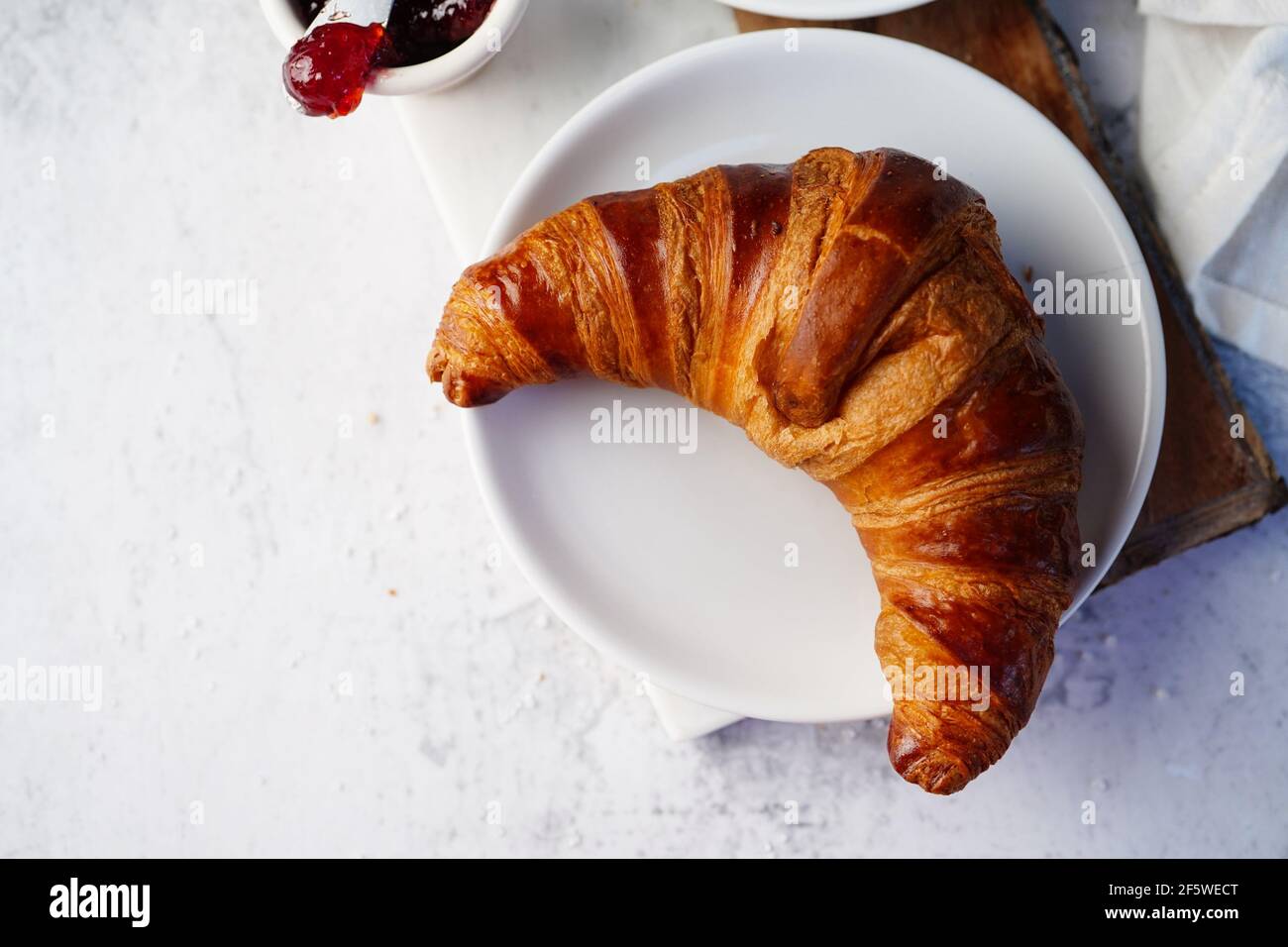 Frisch hausgemachtes Croissant serviert mit Marmelade, selektive Fokus Stockfoto