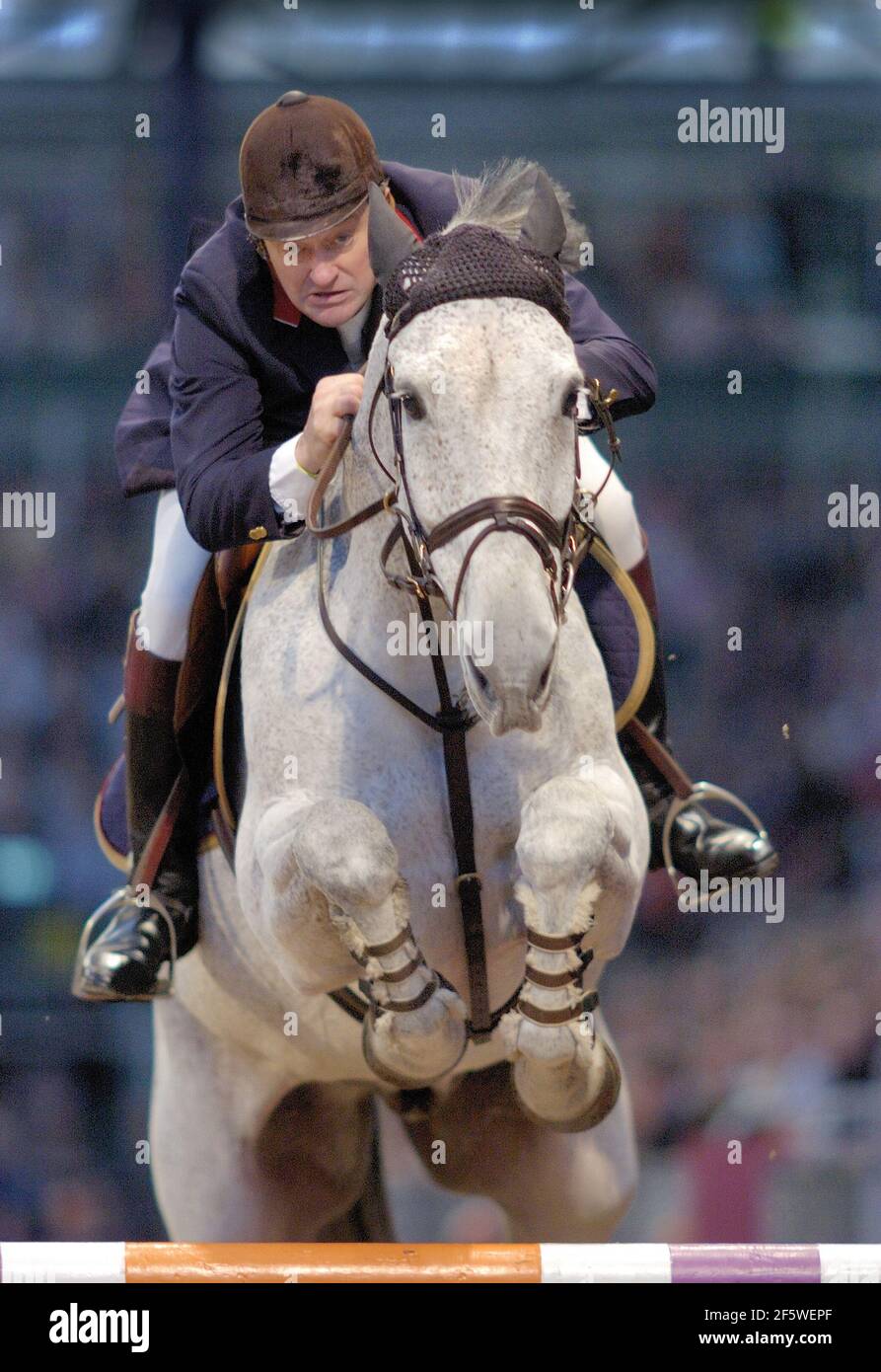 SPRINGREITEN IN OLYMPIA. DIE FEI-WM-QUALIFIKATION. ROBERT SMITH AUF KALUSHA KOMMT ÜBER DEN LETZTEN ZAUN BEIM STECHEN, UM ZU GEWINNEN. 18/12/2005 BILD DAVID ASHDOWNSHOW SPRINGEN Stockfoto